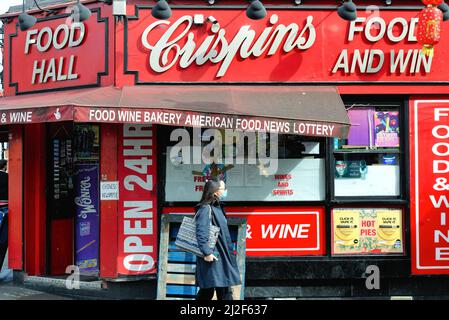 Una tienda en esquina muy colorida con un gran exterior rojo en Chinatown Londres Inglaterra Reino Unido Foto de stock