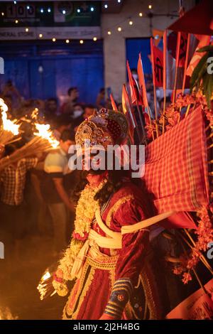 La danza folclórica anual Virabhadra se realizó dos días antes de Gudi Padwa, el Año Nuevo Hindú en el Templo de Vithoba, Ponda, Goa Foto de stock