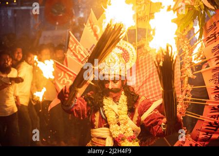La danza folclórica anual Virabhadra se realizó dos días antes de Gudi Padwa, el Año Nuevo Hindú en el Templo de Vithoba, Ponda, Goa Foto de stock