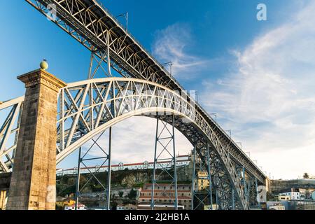 Portugal, Oporto, Vista en ángulo bajo del puente Dom Luis I. Foto de stock