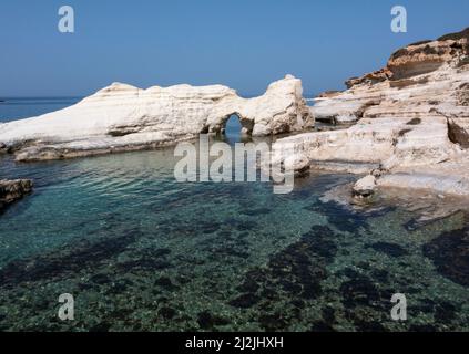 Vista aérea de formaciones rocosas de piedra caliza en la costa de Sea Caves, Peyia, Paphos, Chipre.