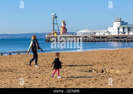 Bournemouth, Dorset Reino Unido. 3rd de abril de 2022. Clima en el Reino Unido: Soleado con cielos azules en la playa de Bournemouth después de un frío comienzo del día, mientras los visitantes se dirigen a la costa para disfrutar del sol. Crédito: Carolyn Jenkins/Alamy Live News