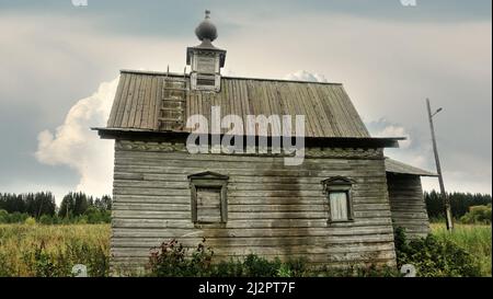 Ritualista antiguo, la pequeña capilla de los viejos creyentes, ciudad provincial de Arkhangelsk regiones cercanas al polar. Arquitectura de madera. Rusia Foto de stock