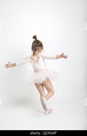 Cuerpo completo de mujer elegante en zapatos blancos de tutú y punta  mirando hacia abajo mientras está de pie contra la pared de hormigón  Fotografía de stock - Alamy