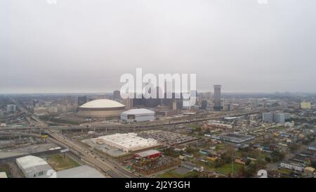 El horizonte del centro de Nueva Orleans, Louisiana, en un día nublado de enero