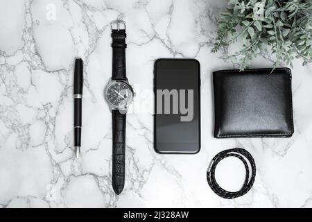 Accesorios para hombre sobre escritorio de madera. Primer plano del reloj  de lujo para hombre con esfera negra y correa de cuero Fotografía de stock  - Alamy