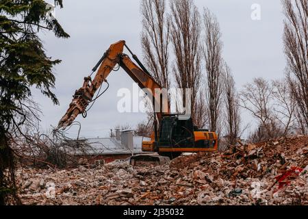 Proceso de demolición de edificios industriales antiguos Foto de stock