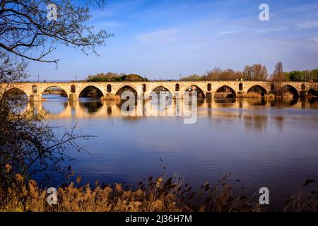 Puente de Piedra, Puente del Río, en el río Duero, en la localidad española de Zamora. Es un puente peatonal que se remonta a la época medieval. España. Foto de stock