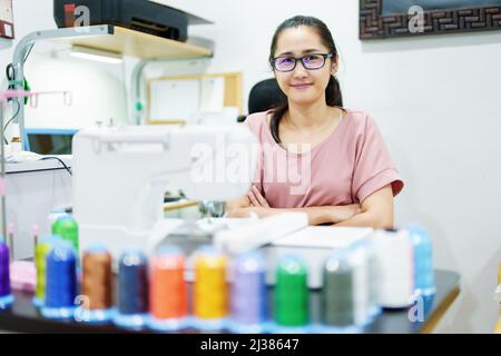 Bordados, artesanías, aficiones, negocios de PYMES, negocios familiares, Retrato de las diseñadores femeninas asiáticas están haciendo mediante el diseño de patrones utilizando automático Foto de stock
