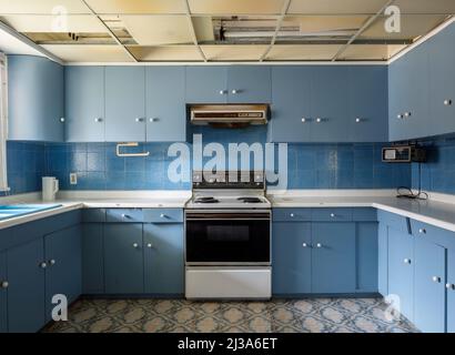 Cocina sencilla interior con armarios de pared raído en casa vieja  Fotografía de stock - Alamy