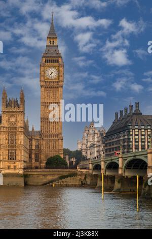 Reino Unido, Inglaterra, Londres. El Big Ben, la Torre de Elizabeth, el Río Támesis, temprano por la mañana. Portcullis Parlamento edificio de oficinas en la derecha. Foto de stock