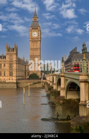 Reino Unido, Inglaterra, Londres. El Big Ben, la Torre de Elizabeth, el Río Támesis, temprano por la mañana. Portcullis Parlamento edificio de oficinas en la derecha. Foto de stock
