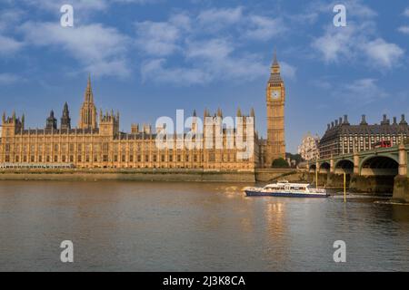 Reino Unido, Inglaterra, Londres. Big Ben, Elizabeth Tower, el palacio de Westminster, el río Támesis, temprano por la mañana. El edificio de la oficina del parlamento Portcullis está a la derecha. Foto de stock