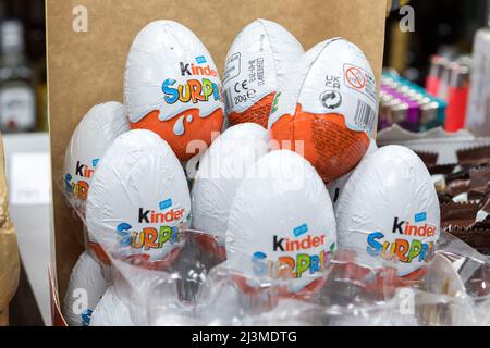 Una pequeña cantidad de huevos sorpresa Kinder 20g con fecha de caducidad  del 2022 de septiembre se ven todavía abastecidos en la tienda local  conveniente. Imágenes capturadas en 6th Apri Fotografía de