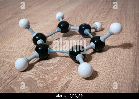 Modelo de molécula de benceno (fórmula química C6H6), un hidrocarburo, utilizado en la clase química Foto de stock