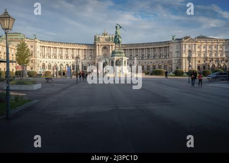 Plaza Heldenplatz con Palacio Hofburg Neue Burg y Estatua del Archiduque Charles - Viena, Austria Foto de stock