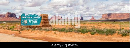 Cartel de bienvenida en el desierto para el condado de San Juan en Monument Valley en Utah. Foto de stock