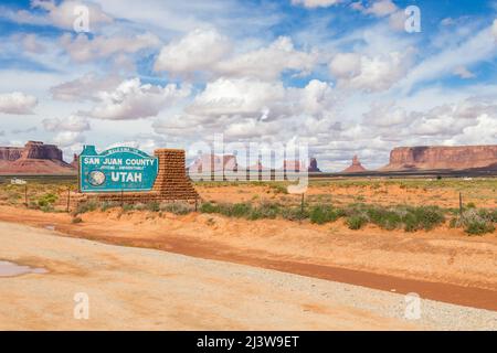 Cartel de bienvenida en el desierto para el condado de San Juan en Monument Valley en Utah. Foto de stock