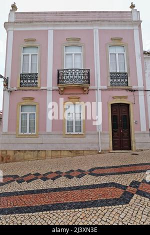 Fachada de rayas blancas y pintadas de rosa-Edificio neoclásico-Calle Infante Sagres. Lagos-Portugal-208 Foto de stock