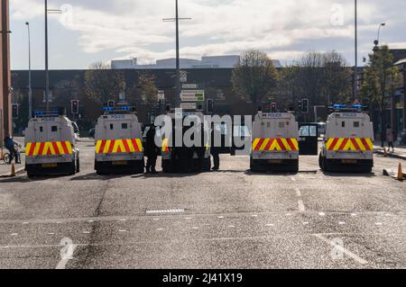 Belfast, Irlanda del Norte. 2nd de noviembre de 2008. El Servicio de Policía de Irlanda del Norte (PSNI) bloquea la carretera para ocultar un desfile del Real Regimiento Irlandés de personas en el área de los Mercados Nacionalistas. Foto de stock
