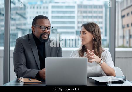 Aprender de la experiencia. Se recortó la fotografía de dos compañeros de negocios corporativos que se reunen alrededor de la mesa en la sala de juntas. Foto de stock