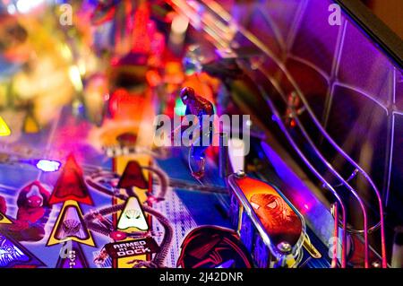 Figura de Spider Man dentro de una máquina de pinball Foto de stock