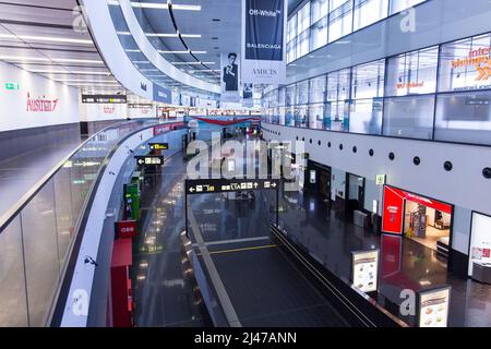 Edificio terminal vacío en el aeropuerto de Viena en Austria durante el cierre de la pandemia de Corona Foto de stock