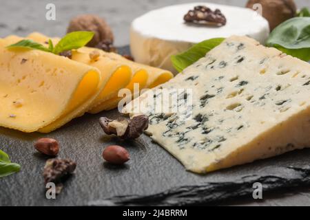 Diferentes tipos de quesos en una tabla negra.