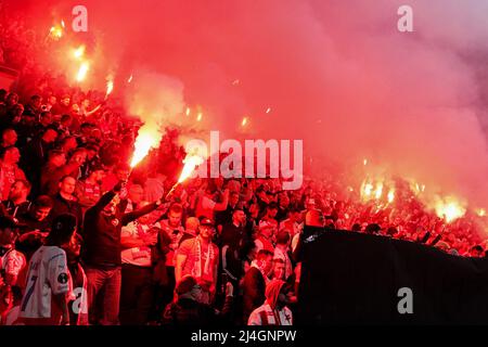 Praga, República Checa. 14th de abril de 2022. Praga - Los fans de Slavia Prague durante el partido entre SK Slavia Prague y Feyenoord en Eden Arena el 14 de abril de 2022 en Praga, República Checa. (Box to Box Pictures/Yannick Verhoeven) Crédito: Box to box pictures/Alamy Live News