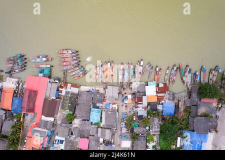 Vista aérea de la villa de pescadores con barcos de pesca y techo de la casa en el muelle en suratthani Tailandia Foto de stock