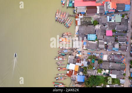 Vista aérea de la villa de pescadores con barcos de pesca y techo de la casa en el muelle en suratthani Tailandia Foto de stock
