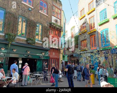 Vista de Neal's Yard Un colorido patio escondido de restaurantes independientes, bares y tiendas en Covent Garden London Foto de stock