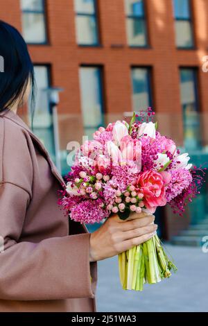 ramo de novia con tulipanes rosas en las manos de la novia Fotografía de  stock - Alamy