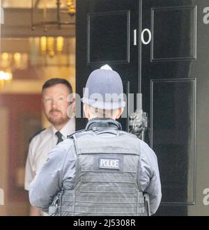 Londres, Reino Unido. 19th de Abr de 2022. Un hombre de policía entra en el 10 Downing Street de Londres. Crédito: Ian Davidson/Alamy Live News