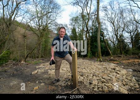 Dr. Ian Rotherham en Rough Standhills Wood en Whirlow que ha sido devastada por el trabajo forestal