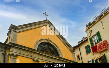 Vista en ángulo bajo de la parte superior del Oratorio de la Inmaculada en la Plaza San Siro, casco antiguo de Sanremo, Imperia, Liguria, Italia