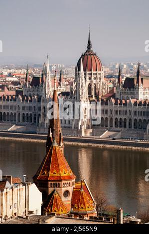 El edificio del Parlamento húngaro y el río Danubio en Budapest, Hungría. Foto de stock