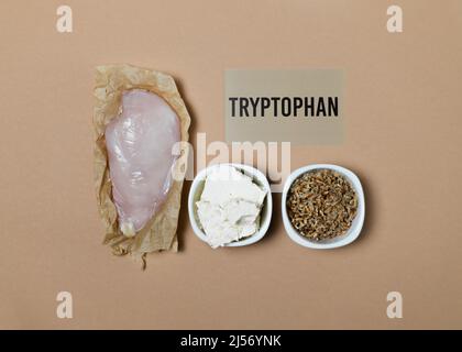 Alimentos ricos en triptófano. Las fuentes naturales del triptófano son el filete de pollo, el queso de cabaña, los granos germinados del trigo. Foto de stock