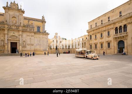 Vista panorámica de la Piazza del Duomo (plaza) en Lecce, Apulia, Italia.
