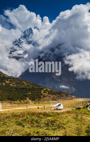 Los sherpas están alrededor de mercancías descargadas desde un helicóptero a una altitud elevada pista cerca del Monte Everest, Nepal