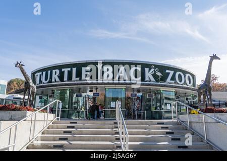West Orange, Nueva Jersey, EE.UU.- 7 de noviembre de 2021: Los visitantes compran entradas para el zoológico Turtle Back del condado de Essex, que forma parte de South Mountain Recreation