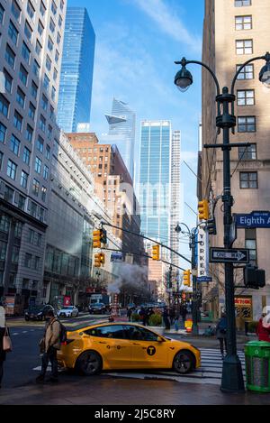 Intersección de 8th Ave y 34th Street en Midtown Manhattan, Nueva York, Estados Unidos Foto de stock