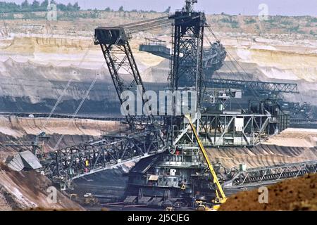 Garzweiler, 23 de mayo de 1995 - Excavadora de lignito Rheinbraun en la mina de lignito a cielo abierto de Garzweiler. La mina a cielo abierto Garzweiler es una mina a cielo abierto de lignito operada por RWE Power, hasta 2003 por RWE Rheinbraun AG, en la región minera de lignito de Rhenish. [traducción automática] Foto de stock