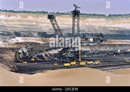 Garzweiler, 23 de mayo de 1995 - Excavadora de lignito Rheinbraun en la mina a cielo abierto Garzweiler. La mina a cielo abierto Garzweiler es una mina a cielo abierto de lignito operada por RWE Power, hasta 2003 por RWE Rheinbraun AG, en la región minera de lignito Rhenish. [traducción automática] Foto de stock