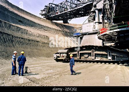 Garzweiler, 23 de mayo de 1995 - Excavadora de lignito Rheinbraun en la mina de lignito a cielo abierto de Garzweiler. La mina a cielo abierto Garzweiler es una mina a cielo abierto de lignito operada por RWE Power, hasta 2003 por RWE Rheinbraun AG, en la región minera de lignito de Rhenish. [traducción automática] Foto de stock