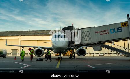 Frente de los aviones de pie en la vía de la carrera en el aeropuerto de Dusseldorf Foto de stock
