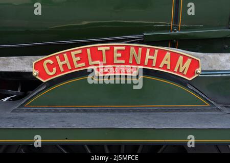 Primer plano de la placa de características de la locomotora de vapor Cheltenham Schools Class de 30925 que funciona en la línea de la herencia de la dirección. Hampshire, Inglaterra Foto de stock