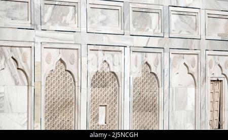 Detalles de la superficie de mármol con incrustación en el Taj Mahal Foto de stock