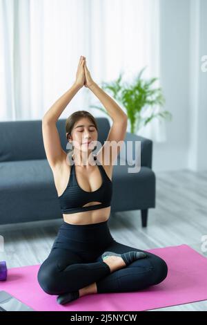 Mujer Asiática Haciendo Ejercicio De Respiración Antes De