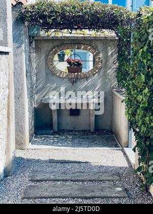 Un fregadero exterior bajo un espejo en el jardín de una granja en el campo  (Umbria, Italia, Europa Fotografía de stock - Alamy